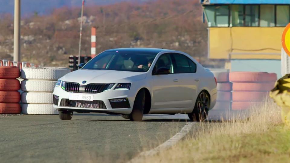 Nová Octavia RS v akci. Pálí gumy a řeže zatáčky
